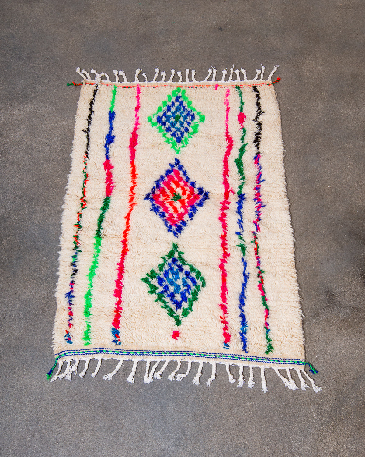 Modern designer handcrafted Berber rug from Morocco. Azilal rug with beautiful colours and patterns. Made of sheep’s wool and colourful cotton.